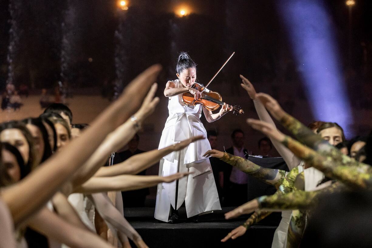 Pauchi Sasaki ist der Star des Abends. Für ihre Uraufführung arbeitete sie mit dem Athener Frauenchor zusammen.