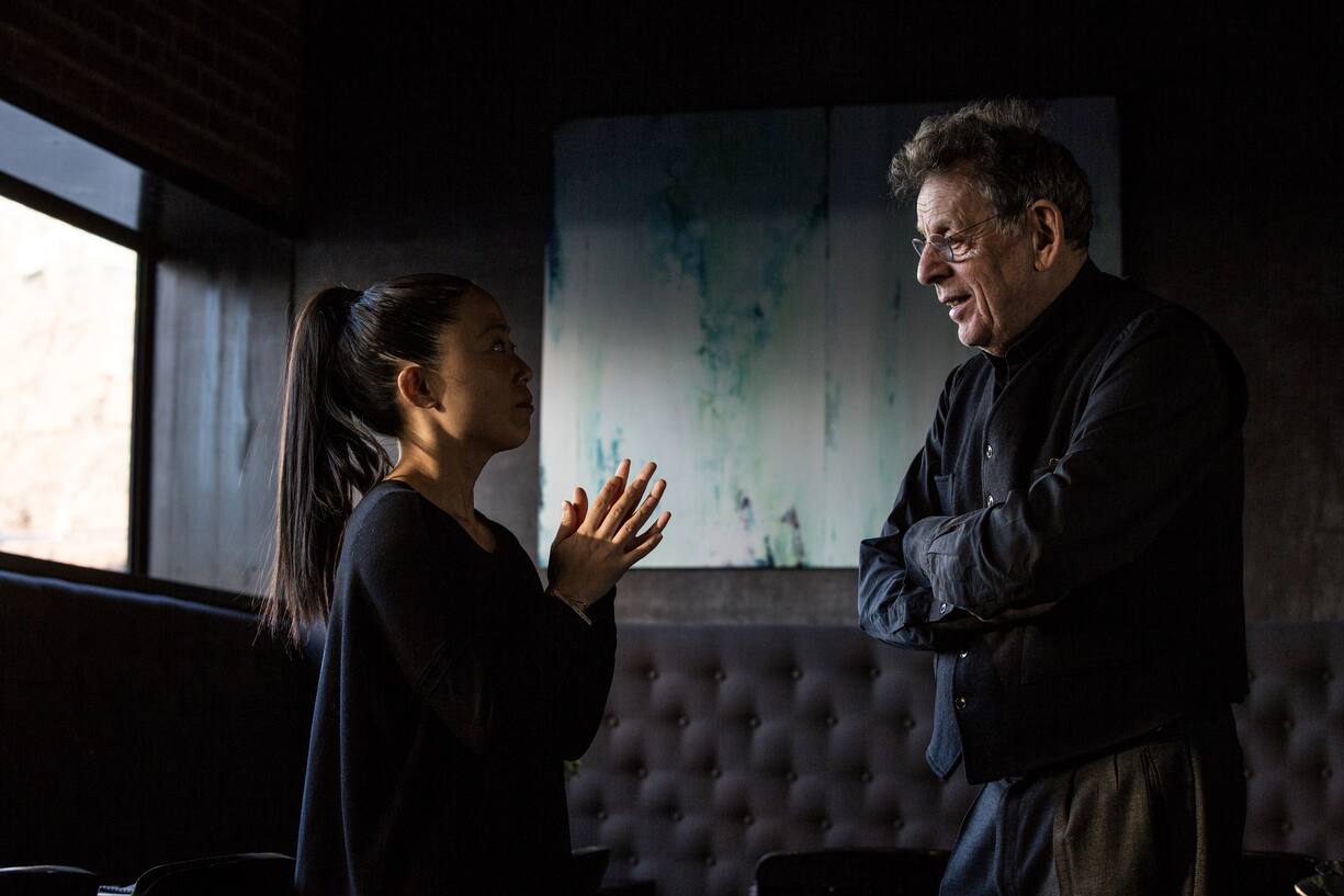 Die japanisch-peruanische Komponistin Pauchi Sasaki hat ihrem Mentor, dem amerikanischen Komponisten Philip Glass, versprochen, dereinst selbst als Mentorin zu wirken.
