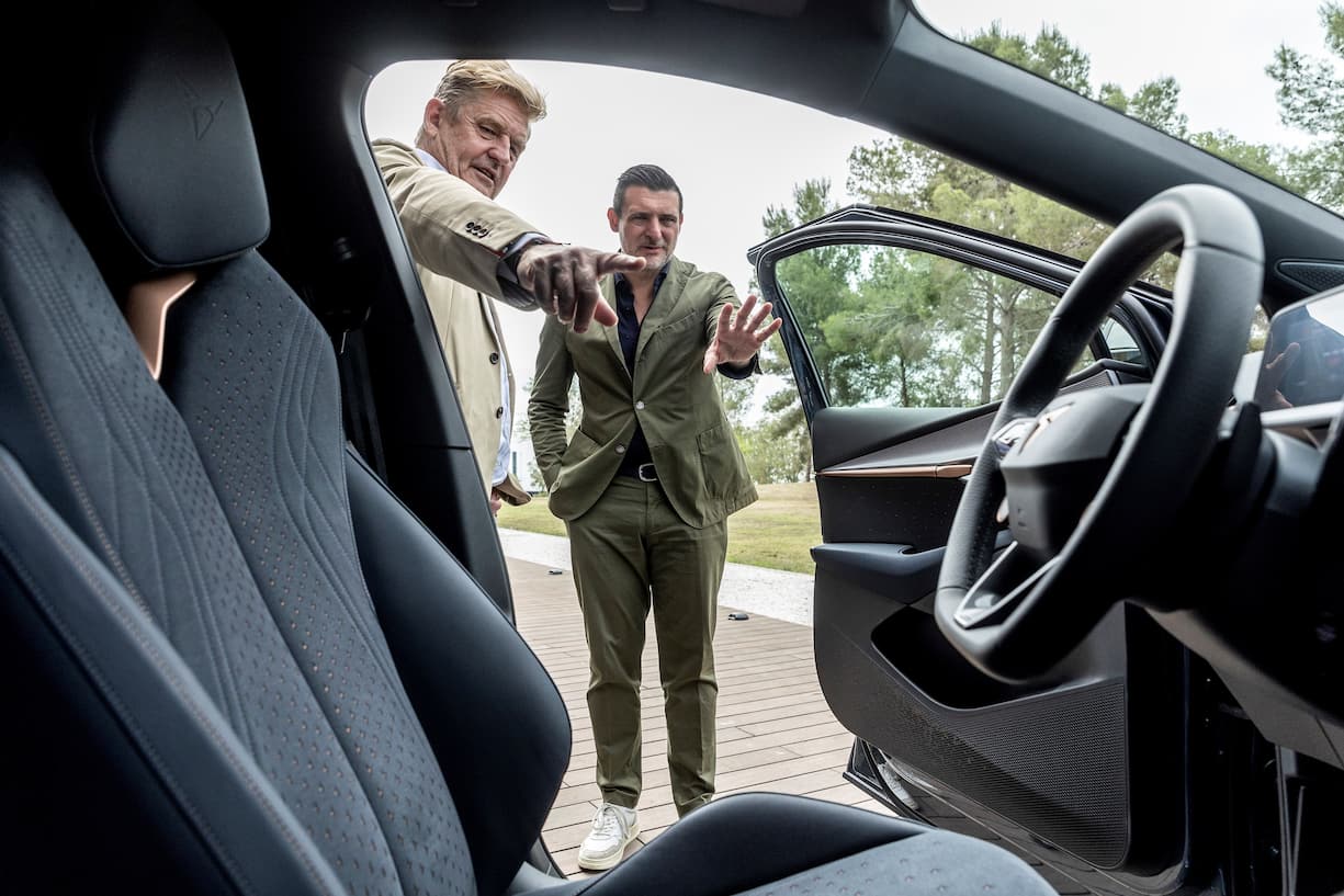 Ein Fingerzeig in die Zukunft: Wayne Griffiths (links) zeigt uns die Materialien und den Aufbau des Cockpits im kommenden Modell Cupra Tavascan.