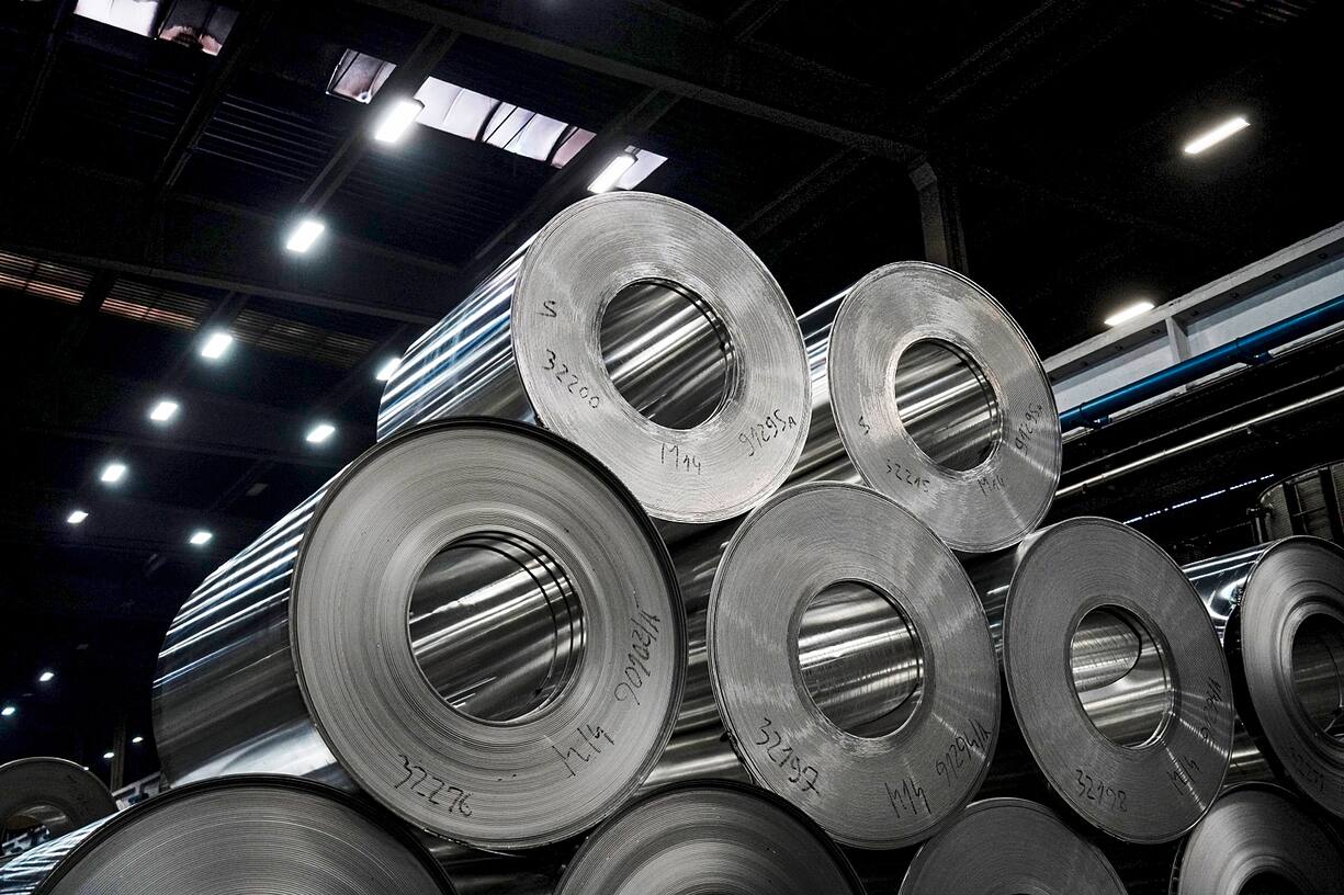 Aluminium, hier in einer serbischen ­Fabrik in Blechrollen gelagert, wird im Leichtbau eingesetzt und ist ein Profiteur der Elektromobilität.