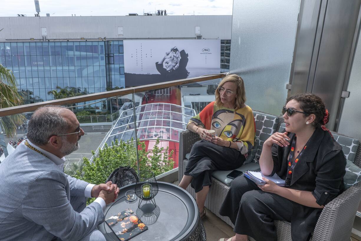Giona Nazzaro und seine Mitarbeiterin Mathilde Henrot (M.) im Gespräch mit ­einer Managerin der Filmproduktions- und Verteilfirma Elle Driver in Cannes.