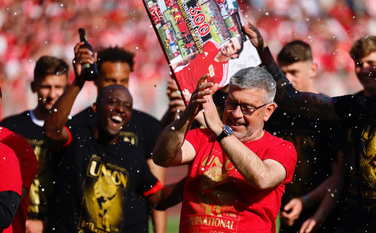 Urs Fischer und sein Team feiern Ende Mai nach dem Sieg von Union Berlin gegen Werder Bremen den Einzug in die Champions League.
