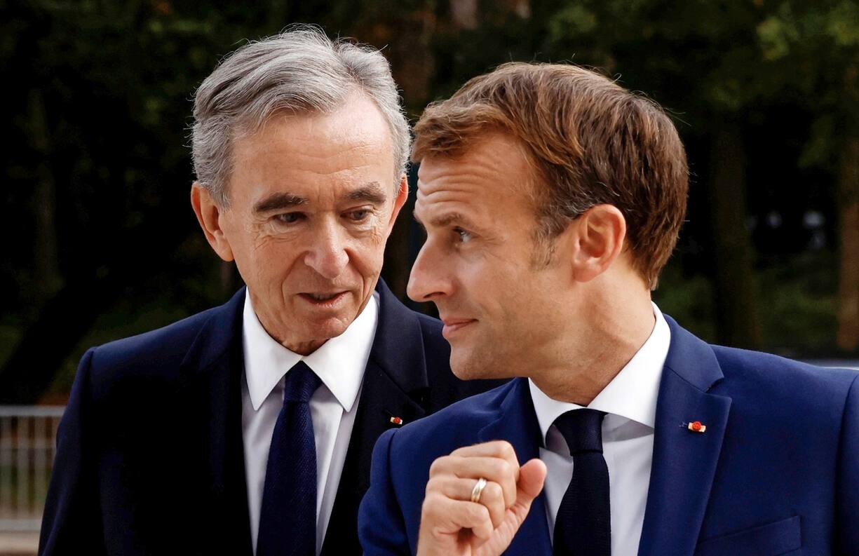 Head of LVMH luxury group, Bernard Arnault, and French President Emmanuel Macron arrive to visit the exhibition 'The Morozov Collection, Icons of Modern Art' at Foundation Louis Vuitton in Paris, France, September 21, 2021. Yoan Valat/Pool via REUTERS - RC2HUP9P77DE