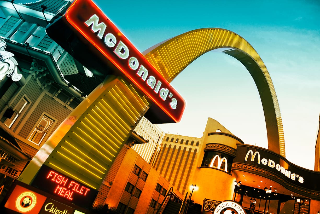Wer die McDonald’s-Aktie vor 20 Jahren für 22 Dollar gekauft hat, kann sich nicht nur über eine Verdreizehnfachung des Kurses freuen. Jährlich klingelt auch die Kasse bei den Dividendenzahlungen. Auf den Einstiegskurs gerechnet, liegt die Dividendenrendite bei mehr als 30 Prozent.