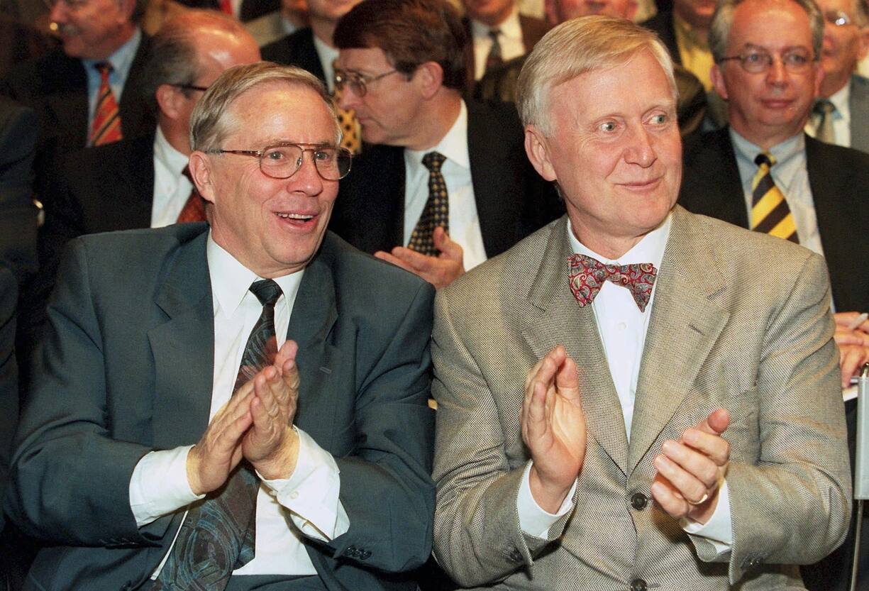 Christoph Blocher (l.) und Martin Ebner (hier 1999 an der Algroup-Generalversammlung) hatten über die Beteiligungsgesellschaft Pharma Vision ein Paket an Roche-Aktien aufgebaut. Ebner forderte erfolglos die Einführung einer Einheitsaktie.