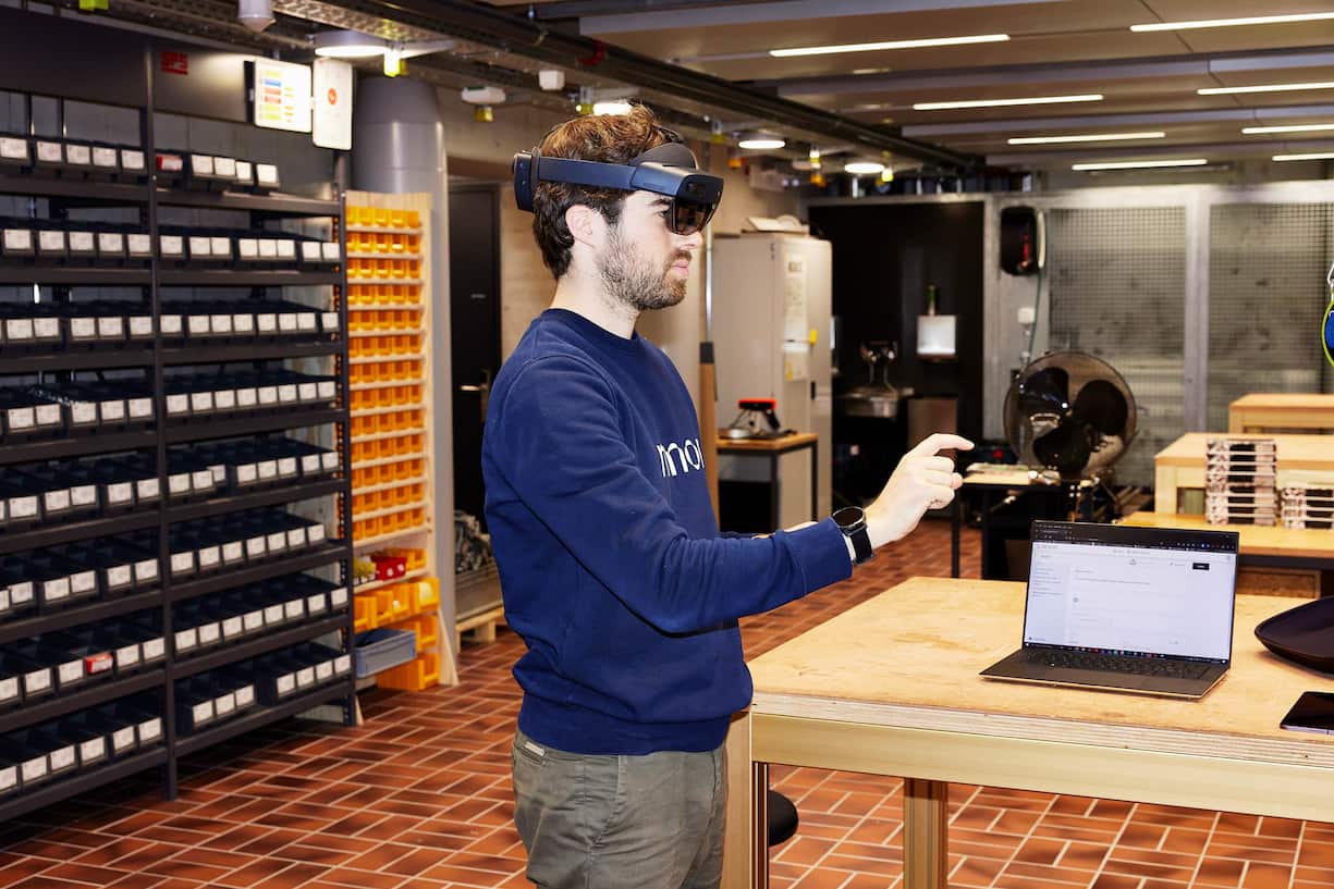 Kordian Caplazi entwickelte mit seinen Kommilitonen Augmented-Reality-Software für Maschinen.