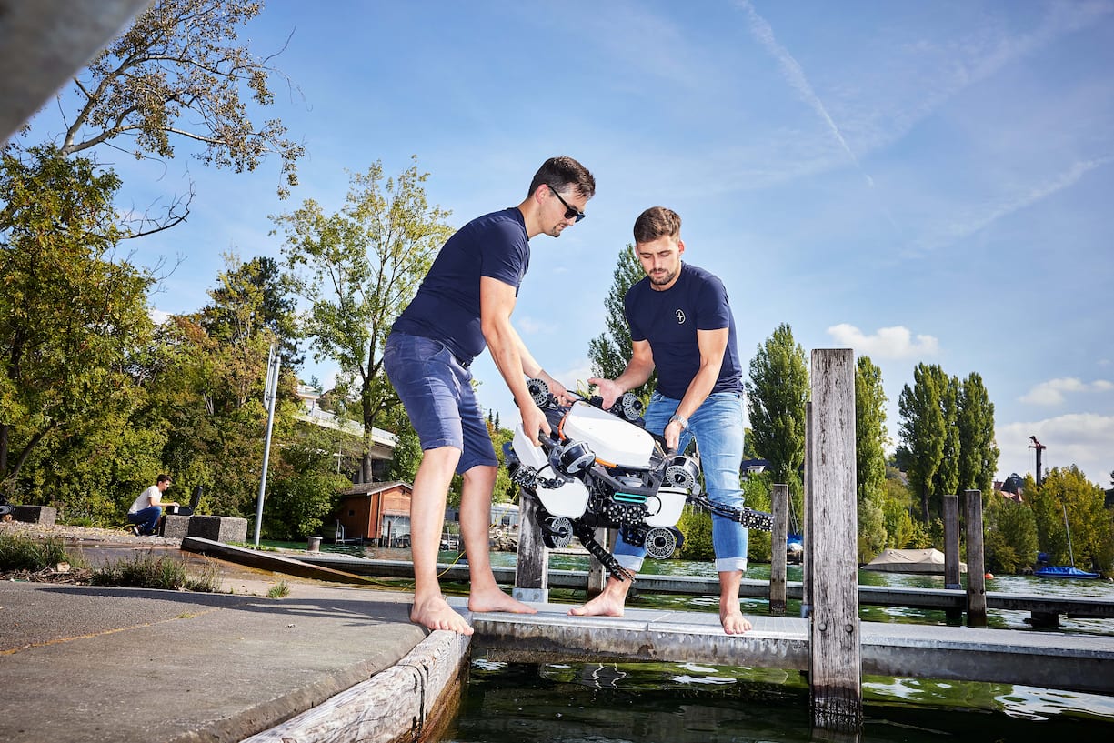Seit 2019 arbeiten Jonas Wüst (rechts) und seine Kommilitonen von der ETH an der Unterwasserdrohne.