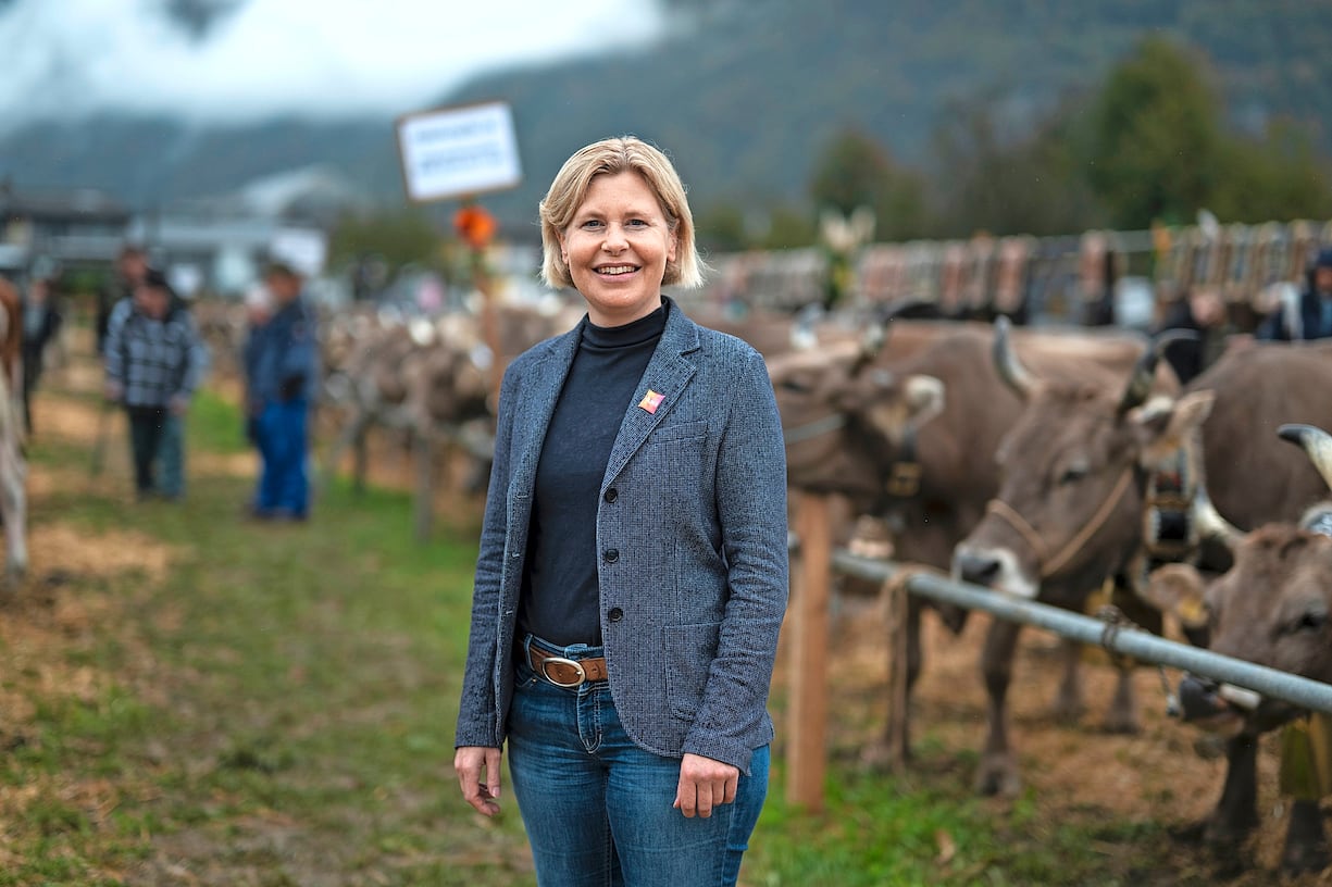Die SVP-Nationalraetin Esther Friedli posiert fuer ein Portrait mit Kuehen nach einer Medienkonferenz der St. Galler SVP zu ihrer Kandidatur als Staenderaetin, am Freitag, 14. Oktober 2022, an der Viehschau in Mels. (KEYSTONE/Gian Ehrenzeller)