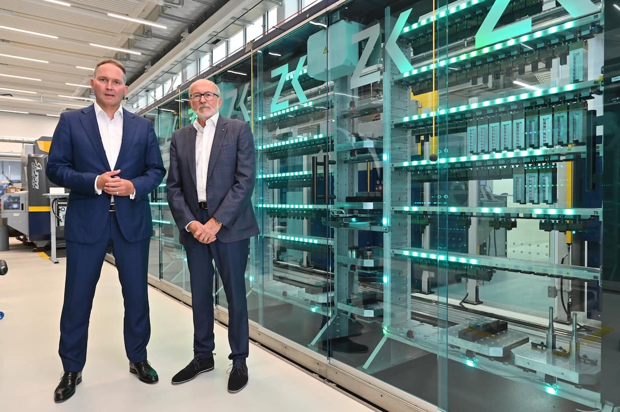 Firmengründer Willy Michel (r.) hat seinem Sohn ­Simon vor bald zehn Jahren die Leitung von Ypsomed anvertraut und dies bis heute nicht bereut.