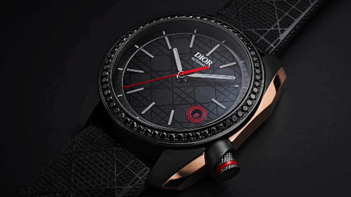 Rote Sekunde, rote Krone bei vier Uhr: Die Chiffre Noir von Dior.