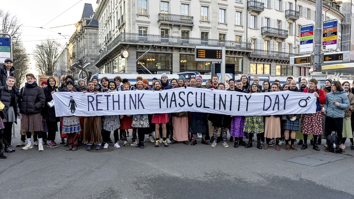 Am Paradeplatz in ZÃ¼rich versammelten sich am 5. April rund 60 MÃ¤nner fÃ¼r den Â«Rethink Masculinity DayÂ». Im Rock wollten sie zum hinterfragen der MÃ¤nnlichkeit anregen. Organisiert hat der Verein Die Feministen.