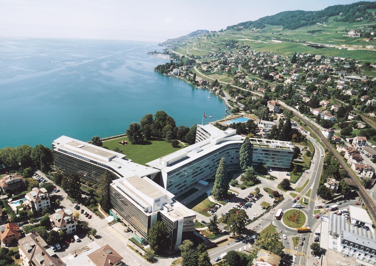 Raumschiff: NestléDie Zentrale in Vevey am Genfersee. Das Erd­geschoss ist verglast: Der See muss von der Strasse aus sichtbar sein.