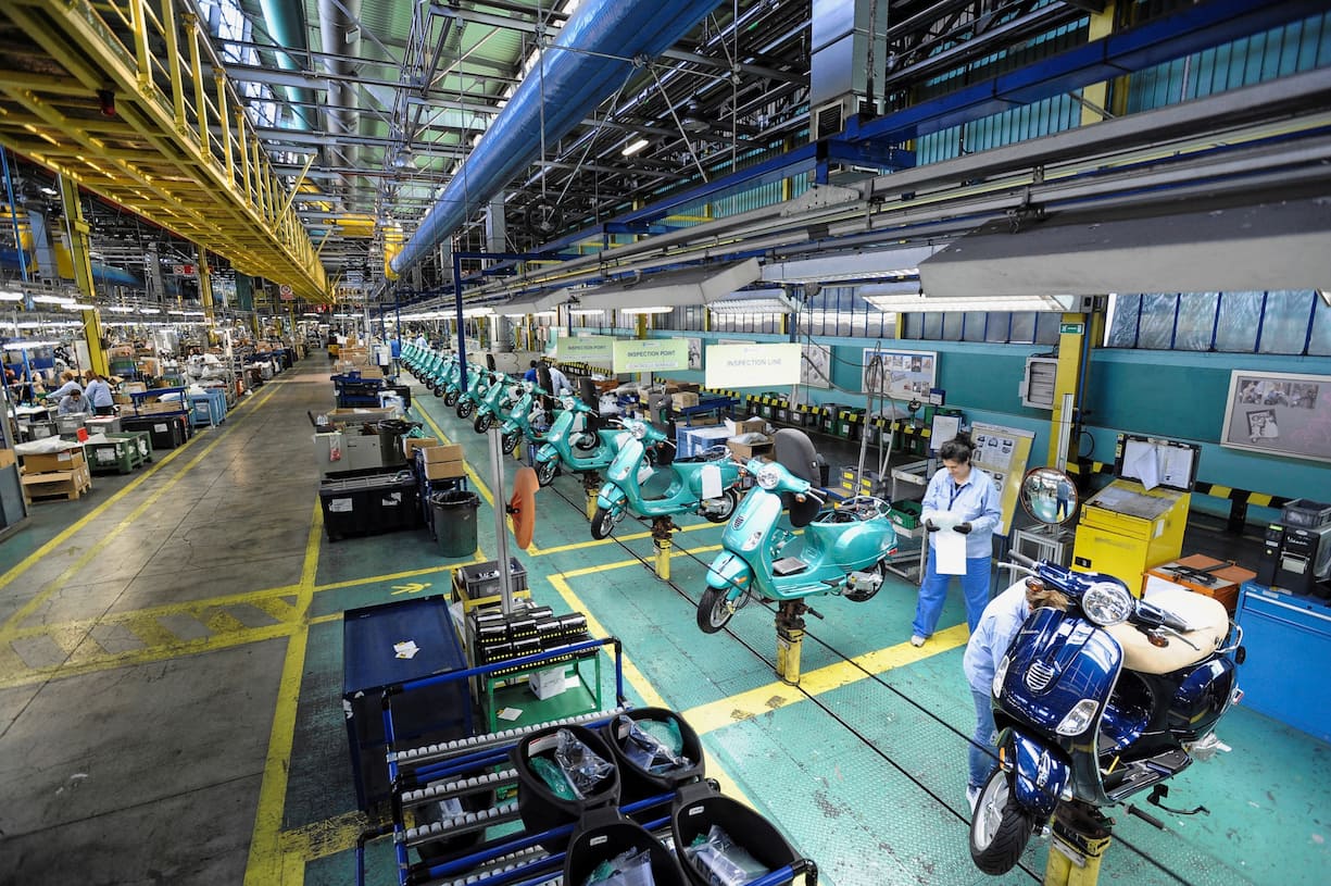 00446605 STABILIMENTO PIAGGIO CATENA DI MONTAGGIO VESPA OPERAIE OPERAI