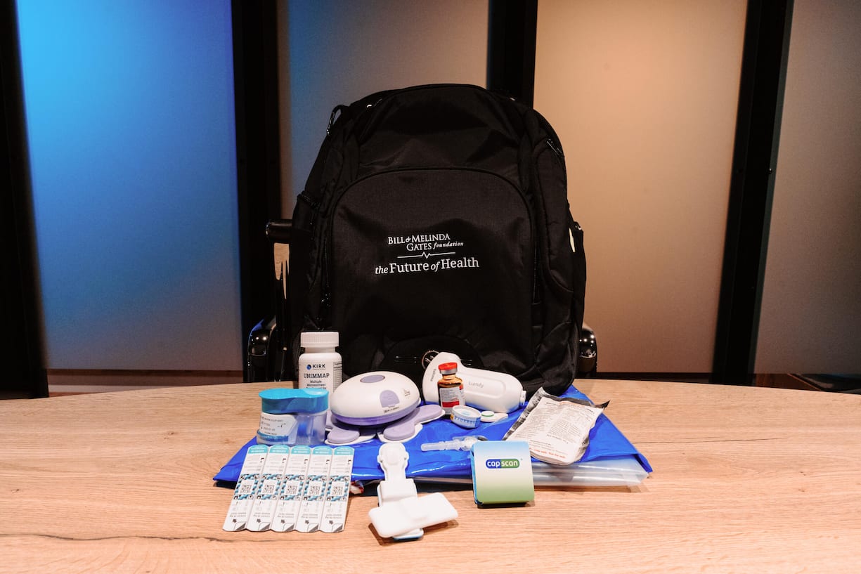 Bill Gates' Rucksack voller innovativer medizinischer Produkte.
