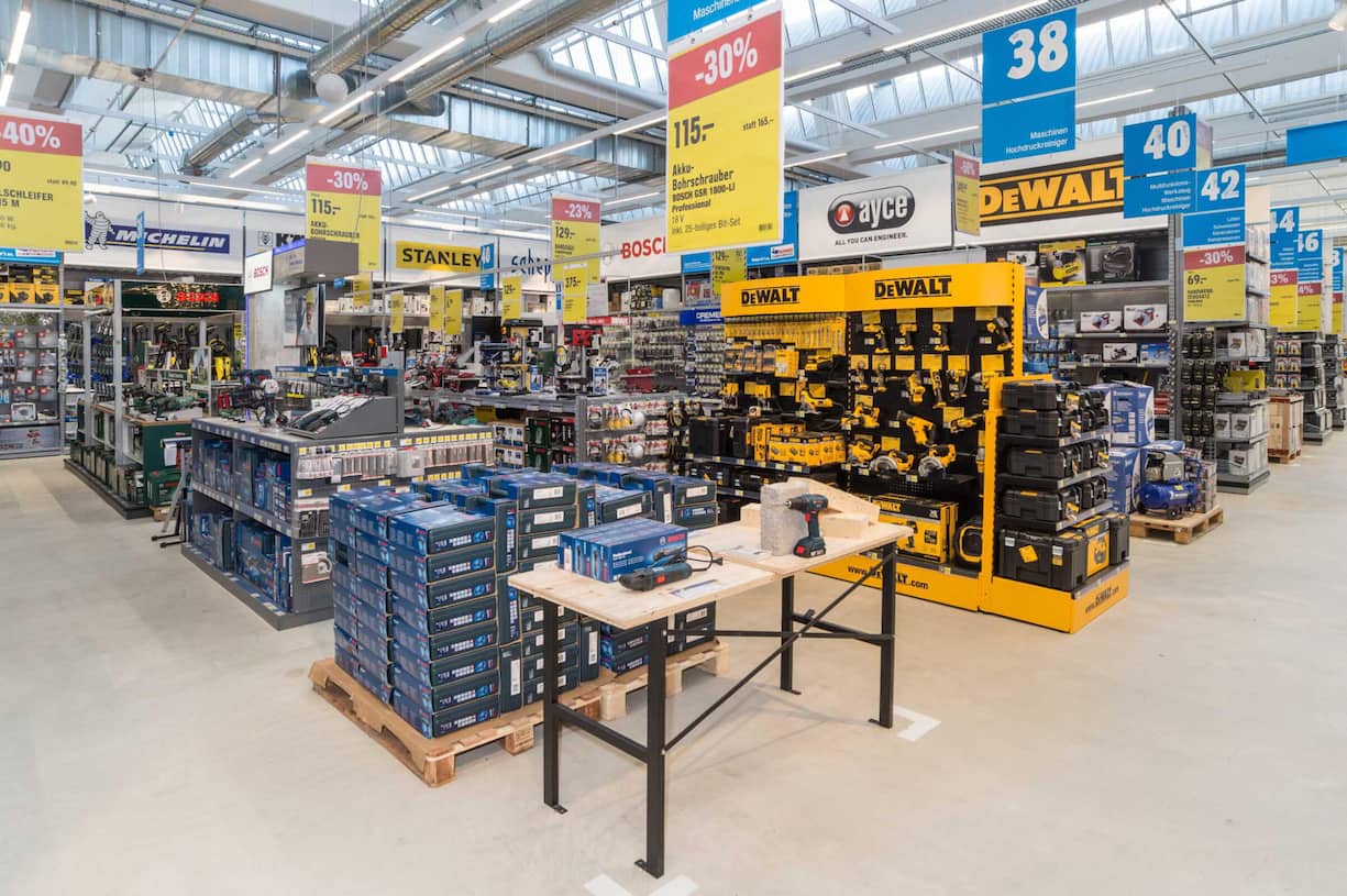 Coop vs. Migros: Baumärkte: Coop ist mit der Übernahme von Jumbo zum grössten Player im Schweizer Heimwerkermarkt aufgestiegen. Das ist angesichts der harten Konkurrenz wichtig. Die Migros überlegt sich, ob sie dieses Geschäft mit Do it + Garden und OBI noch weiterführen will.