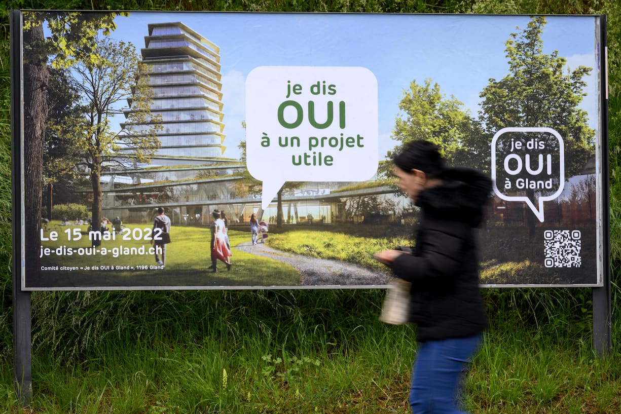 Plakat zur Abstimmung vom Mai 2022 über den ­Neubau des Firmensitzes von Swissquote in Gland VD.