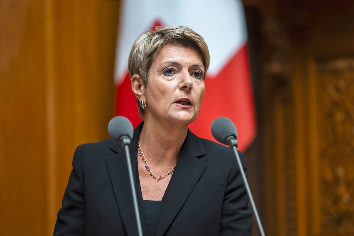 Bundesraetin Karin Keller-Sutter spricht waehrend einer Sondersession des Nationalrats, am Montag, 15. April 2024, im Nationalrat in Bern. (KEYSTONE/Peter Klaunzer)