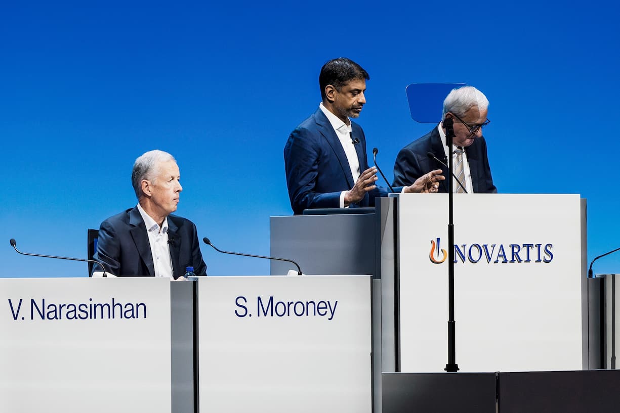 Foto: Stefan Bohrer, Basel, 5.3.2024: Generalversammlung des Pharmakonzerns Novartis, in der St. Jakobshalle in Basel, am Dienstag, 5. Maerz 2024. Vas Narasimhan, CEO und Joerg Reinhardt, Ph.D., VerwaltungsratsprÃ¤sident der Novartis. (KEYSTONE/Stefan Bohrer)