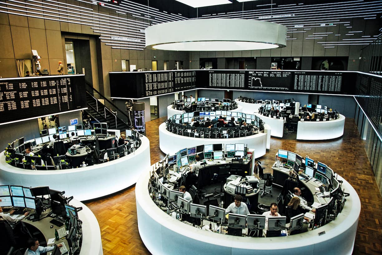 frankfurt am MainDie Broker an der Frankfurter Börse konnten an ihren Bildschirmen zahlreiche neue Rekorde des DAX verfolgen. Nun soll sich die Hausse auf Small und Mid Caps ausdehnen: Im MDAX sind die Höchststände noch weit entfernt.