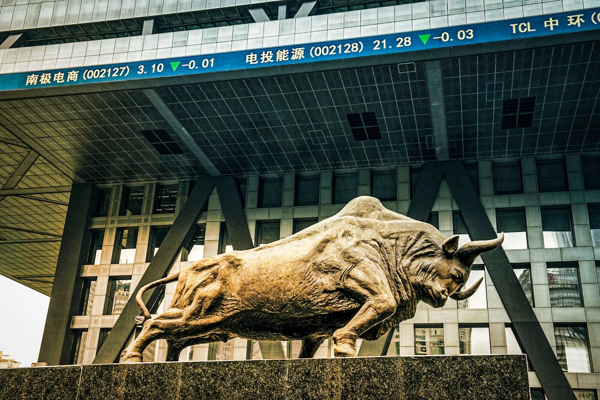 ShenzhenVom Bullen, der die Kurse in die Höhe wirft, war vor der chinesischen Börse in den vergangenen Monaten kaum etwas zu sehen. Trotz der günstigen Bewertungen sind Experten noch vorsichtig. Bisher steigen nur wenige Schnäppchenjäger ein.