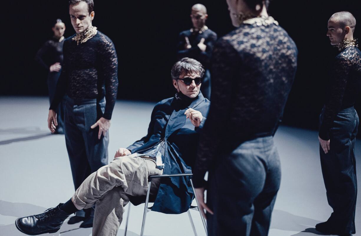 Und auf dem Stuhl Marco Goecke, der ab Sommer 2025 am Theater Basel als Ballett­direktor wirken wird 