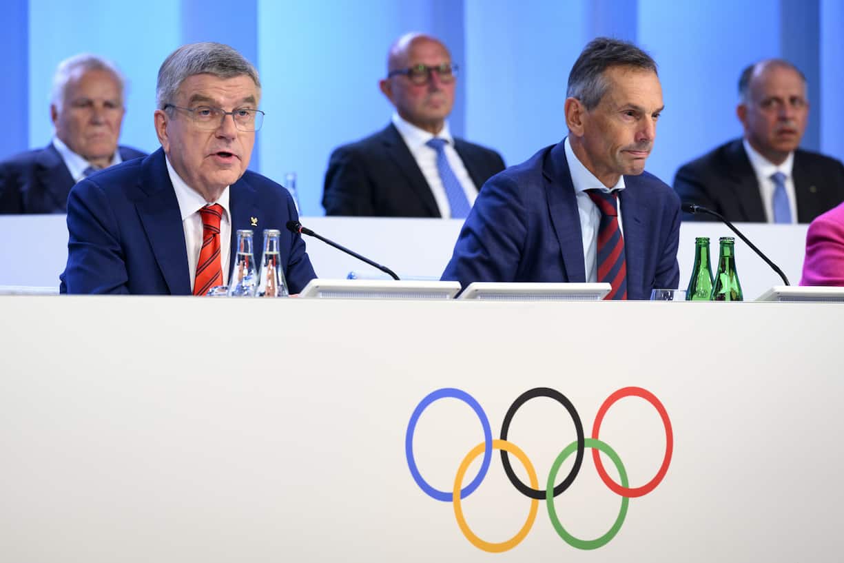Der Präsident des Internationalen Olympischen Komitees (IOC) Thomas Bach, links, spricht neben IOC-Generaldirektor Christophe de Kepper, rechts, bei der Eröffnung der 140. IOC-Session des Internationalen Olympischen Komitees (IOC) im Olympischen Haus in Lausanne, Schweiz, am Donnerstag, 22. Juni 2023. (KEYSTONE/Laurent Gillieron)