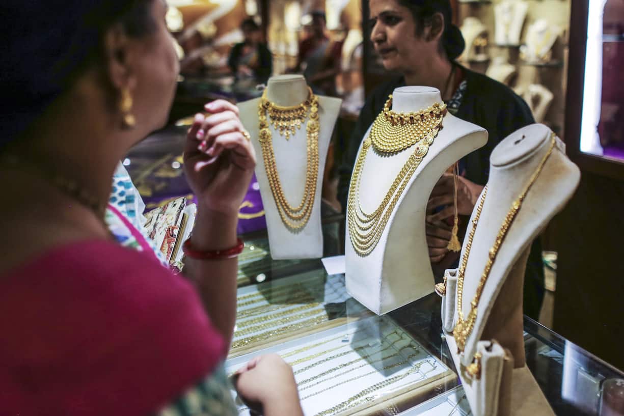 Love TradeWird Gold im Westen eher als Ver­sicherung gegen Krisen gesehen, ­dominiert in Asien der sogenannte Love Trade. In Indien wird ein guter Teil des Vermögens traditionell in Goldschmuck investiert. Mit dem Wohlstand steigen die Anlagesummen.