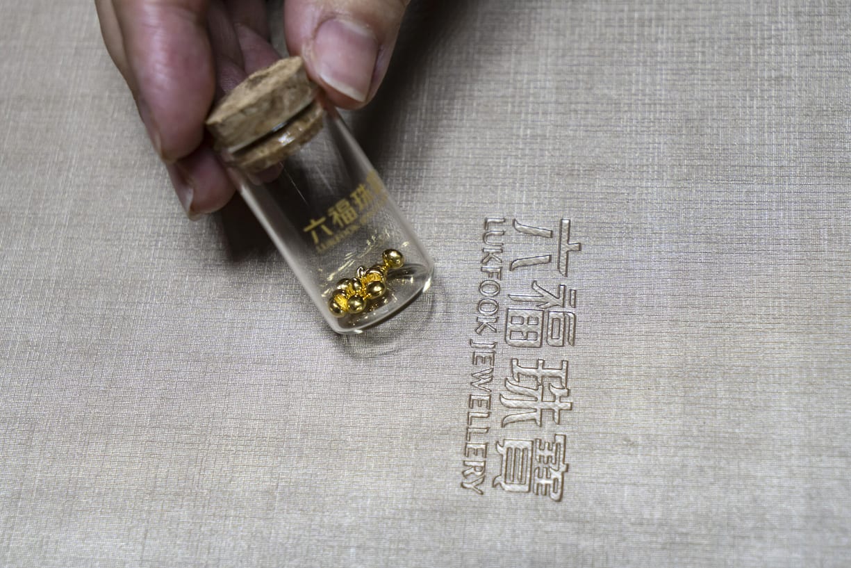 GoldbeansIn China waren die Alternativen für Anleger schon vor der Krise auf dem Immobilienmarkt nicht gross. Bei ­jungen Chinesen liegt physisches Gold voll im Trend. In Gläsern sammeln sie Goldbeans. Stolz werden die Schätze in den sozialen Medien präsentiert.
