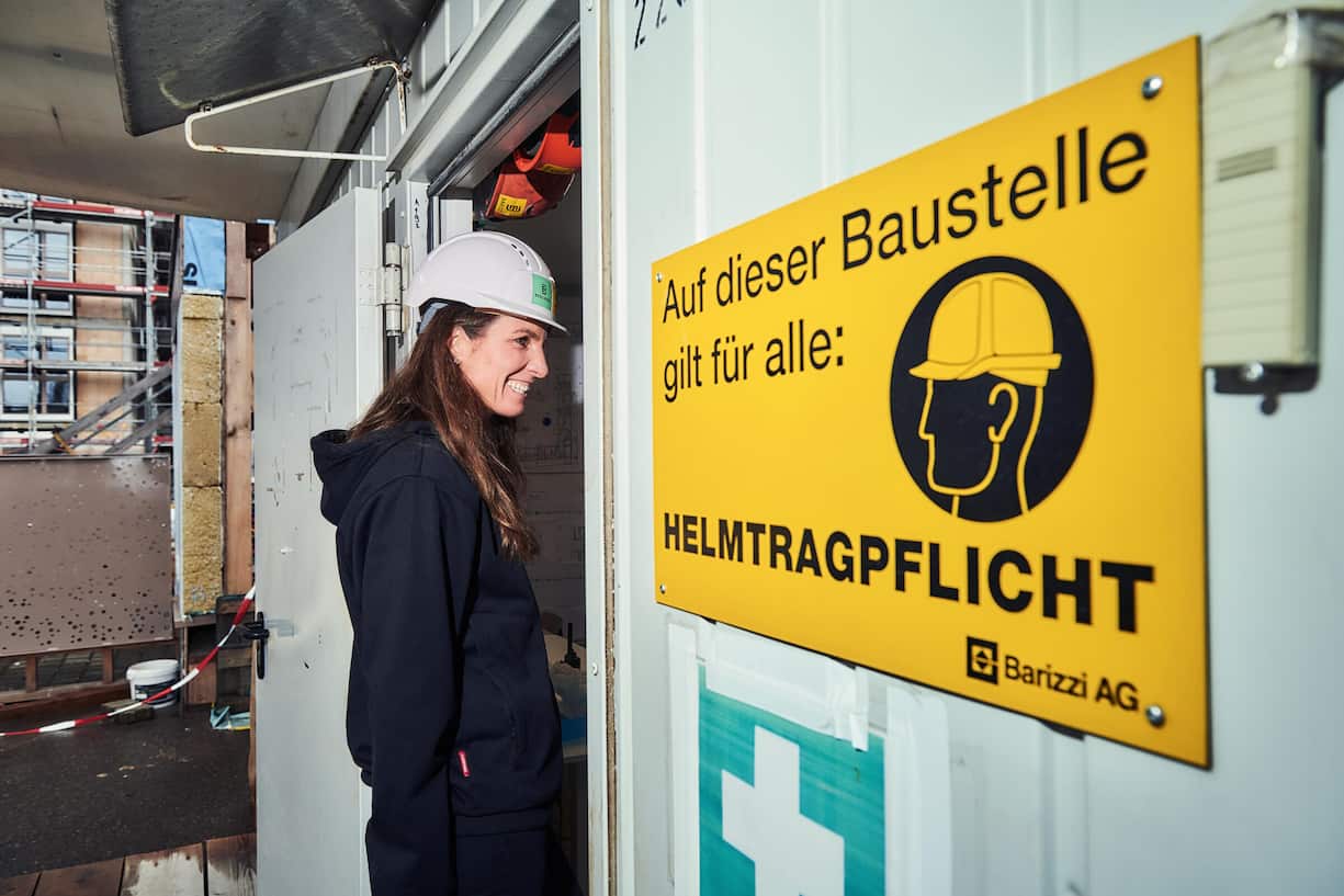 besuch auf derbaustelleDaniela Spuhler an der Tür zum Pausencontainer auf dem Gelände ihrer Baustelle in Dübendorf. Drin sitzen ihre Mitarbeiter.