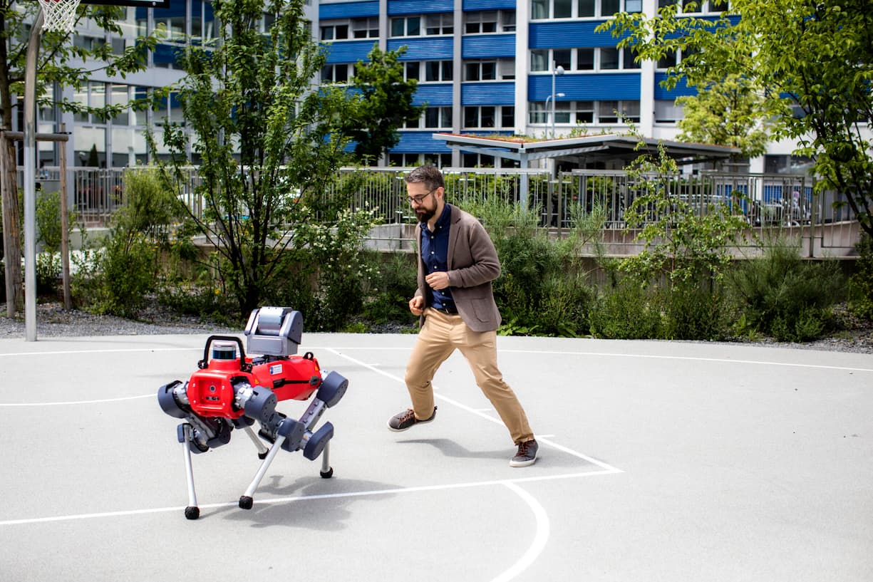 Vierbeiniger FreundPéter Fankhauser mit dem von seiner Firma Anybotics entwickelten Anymal. Sogar Treppen steigen kann der Roboter.