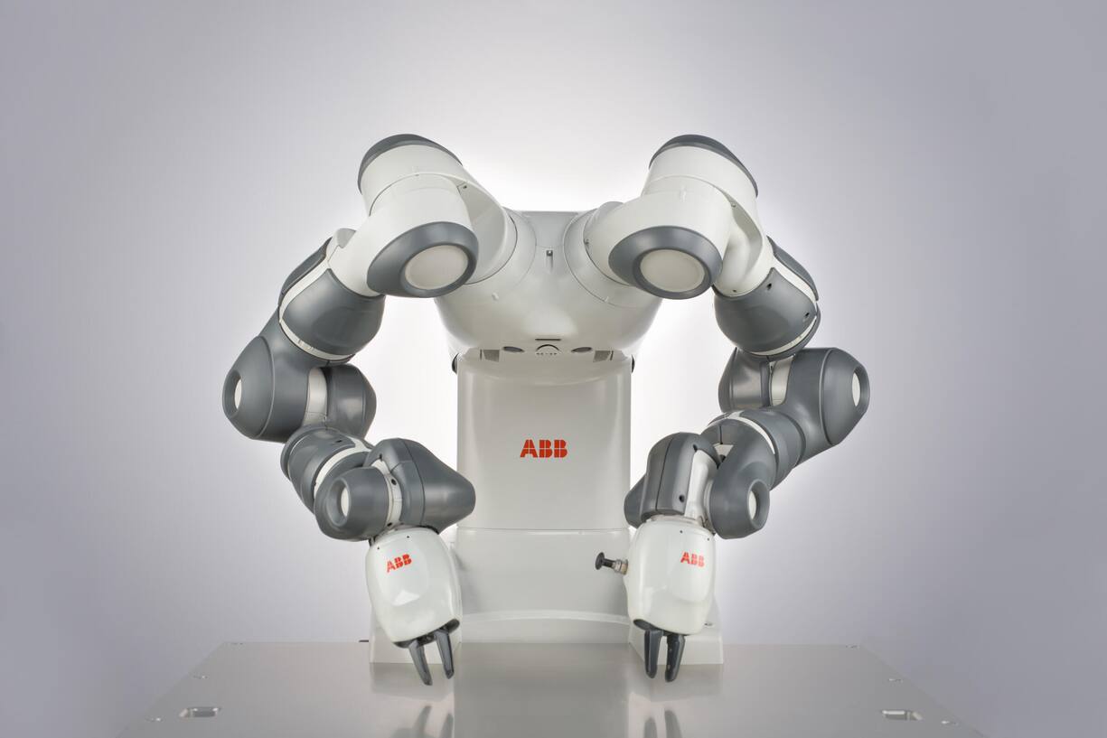 KollaborativDer Yumi von ABB kann mit Menschen zusammen­arbeiten und braucht daher anders als andere Industrieroboter keinen Käfig.