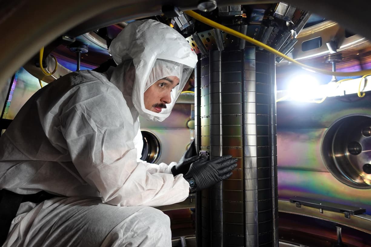 RadioaktivitätsarmEin Ingenieur im Inneren des Reaktors von Tokamak Energy.