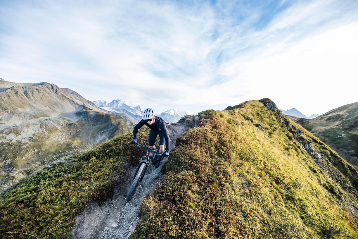 Über Stock und SteinOb Profis oder Amateure: Mit elektrischem Support ist man ­schneller und ringer auf dem Gipfel, im Bild ein E-Bike von Scott.