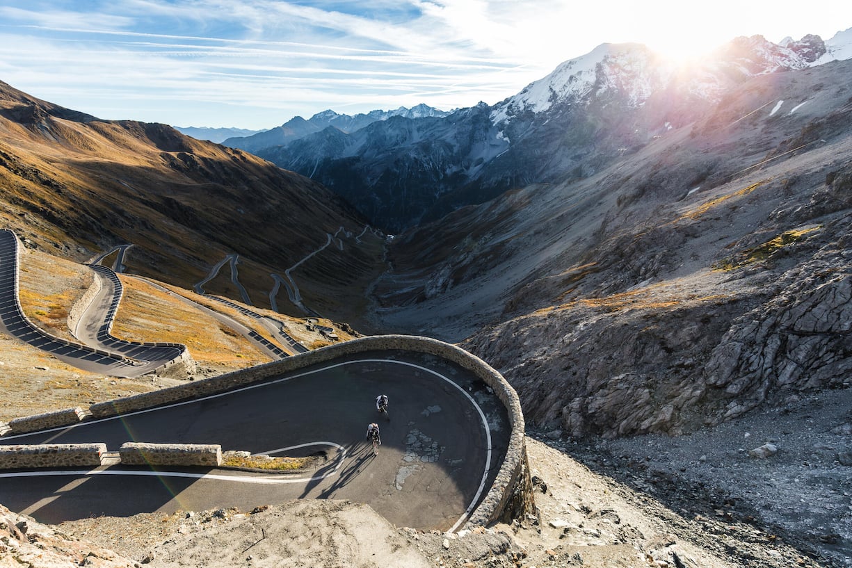Velo-Thrill: Zwei Biker, die es ernst meinen, quälen sich nach oben auf das Stilfser Joch, auch bekannt als Stelvio – nur mit Muskelkraft.