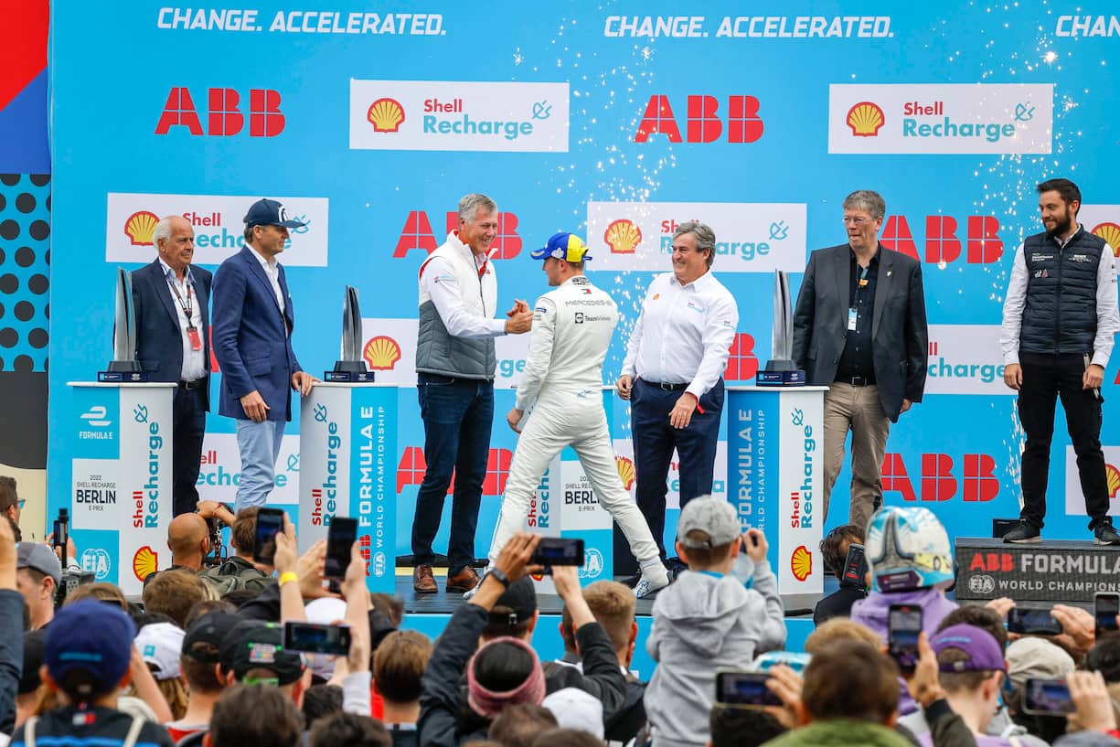 PodestplatzWierod bei der Siegerehrung des Berliner Grand Prix in der Formel E, die von ABB ­gesponsert wird.