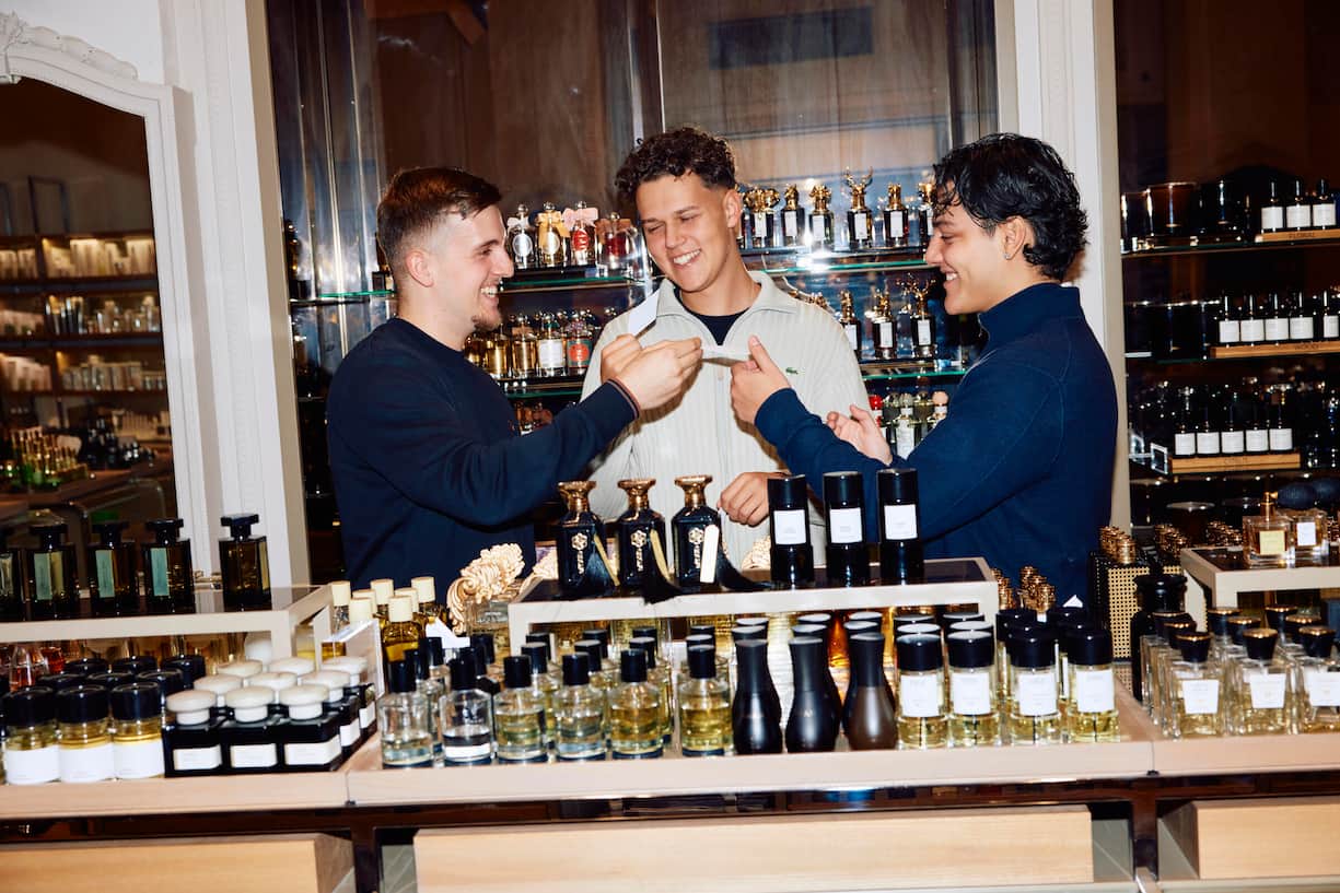 Parfum-AficionadosTimon Rosenberger, Finn Kuhn und Hilario Gonzalez (v.l.) tauschen sich in Parfümerien, aber vor allem auch auf Plattformen und Social Media aus.