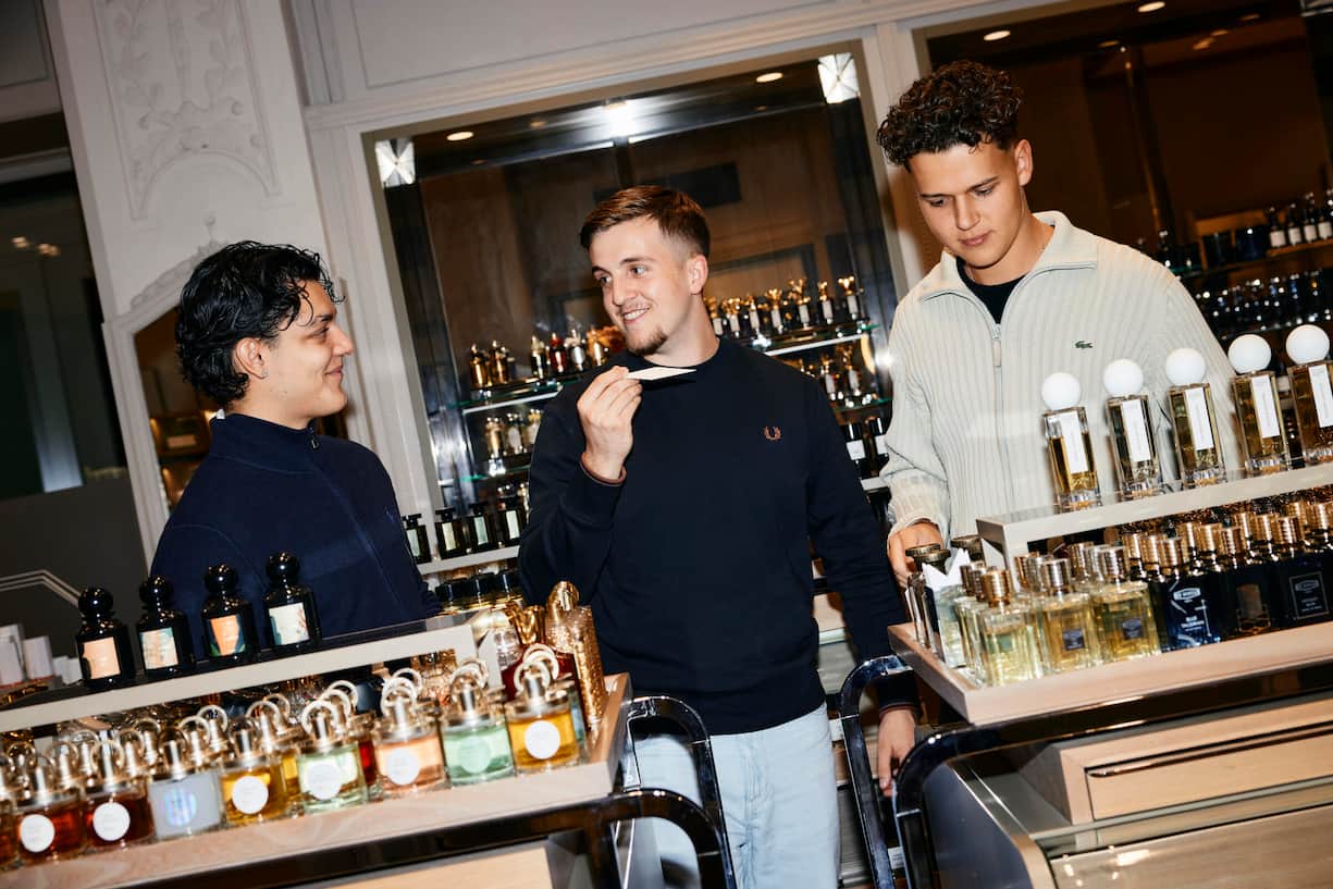 Auf der SucheDie drei Freunde Hilario, Timon und Finn (v.l.), zwischen 19 und 20 Jahre alt, probieren neue Düfte aus. Wenn das Parfum im Laden erhältlich ist, dann vor Ort, sonst bestellen sie kleine Abfüllungen online.