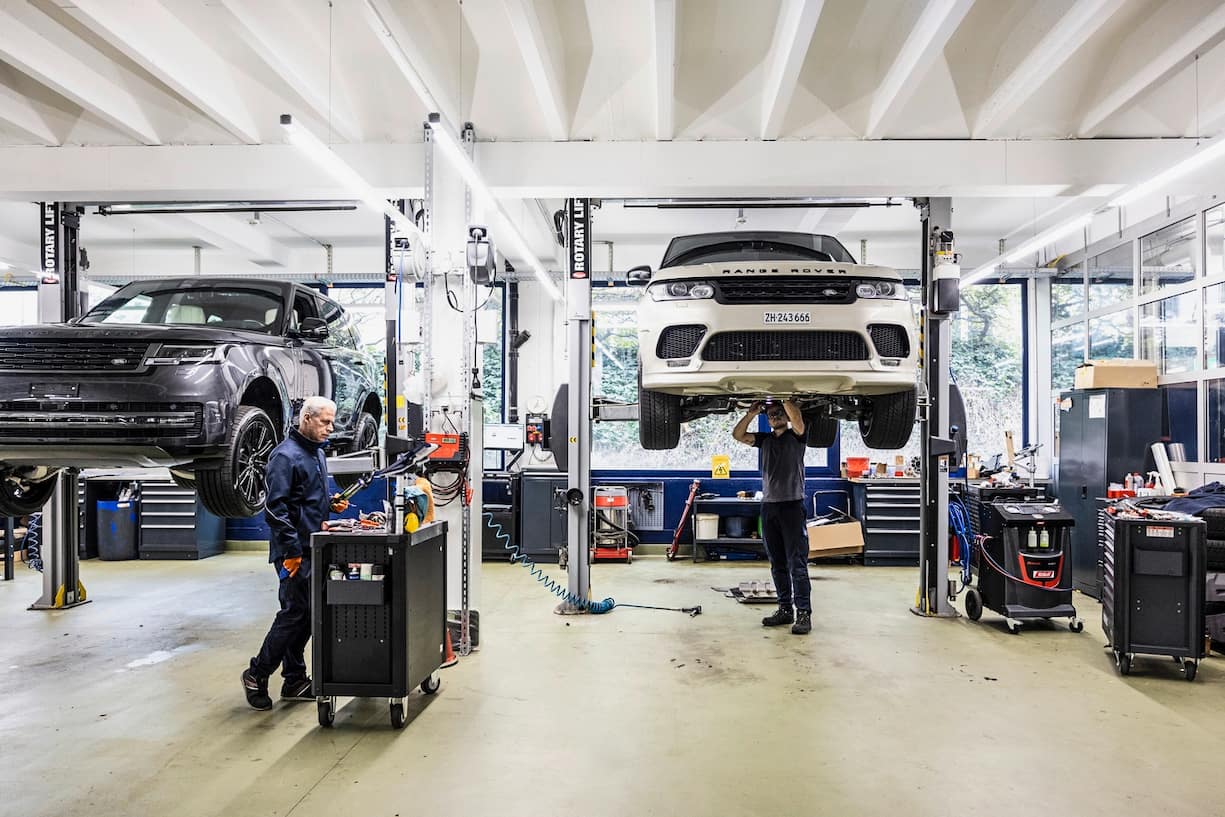 blick in diewerkstattDie Zentrale der Gruppe in Zürich Altstetten ist kaum von aussen zu erkennen – und vor allem eine grosse Garage.