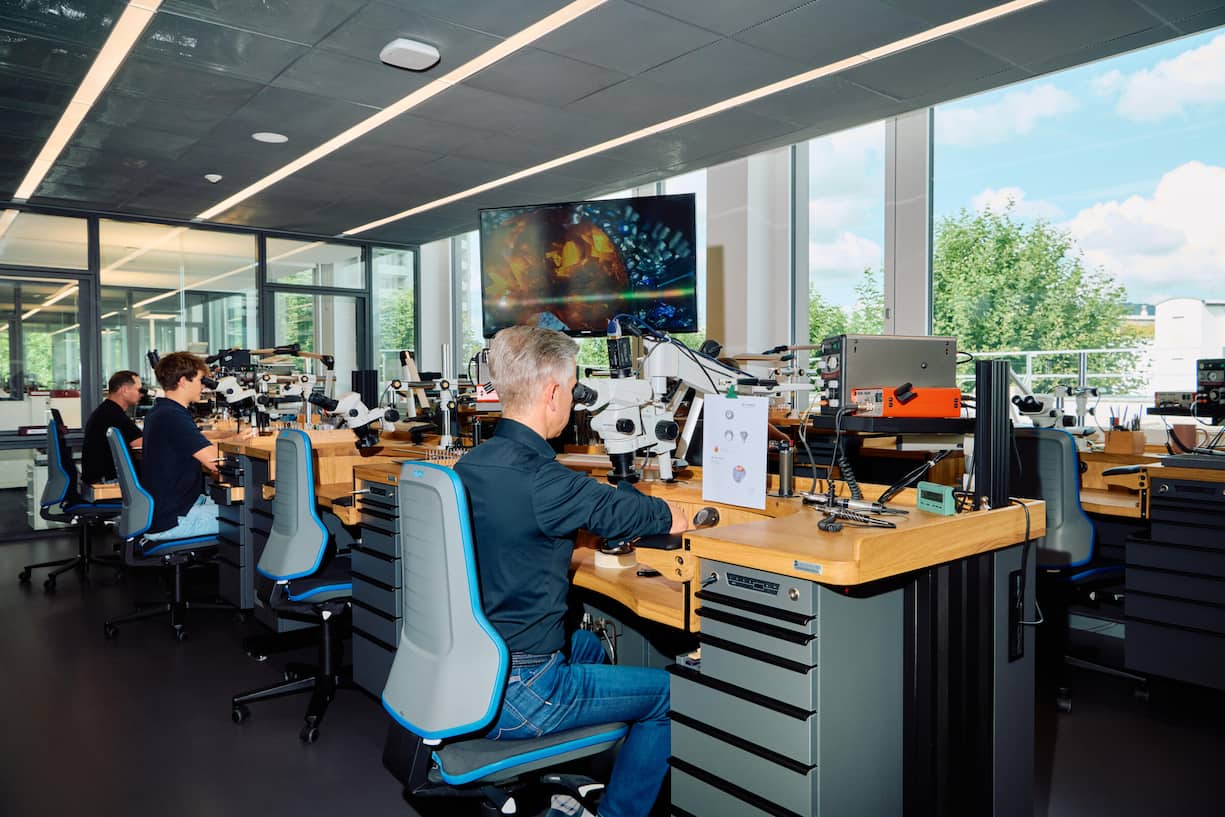 modernDas neue Atelier ist offen, hell und bietet den Kunsthandwerkern ausreichend Platz zur Ausübung ihrer Metiers.