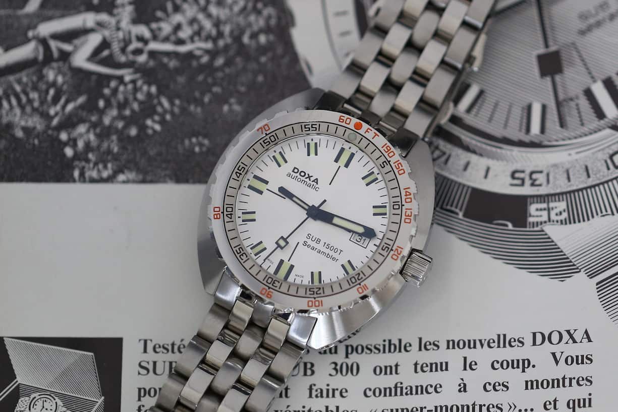 Tiefer als jedes Schweizer Gewässer: die SUB 1500T aus aktueller Produktion (hier die «Searambler» mit silberfarbenem Zifferblatt vor dem Original von 1967) ist sogar bis 1500 Meter wasserdicht.