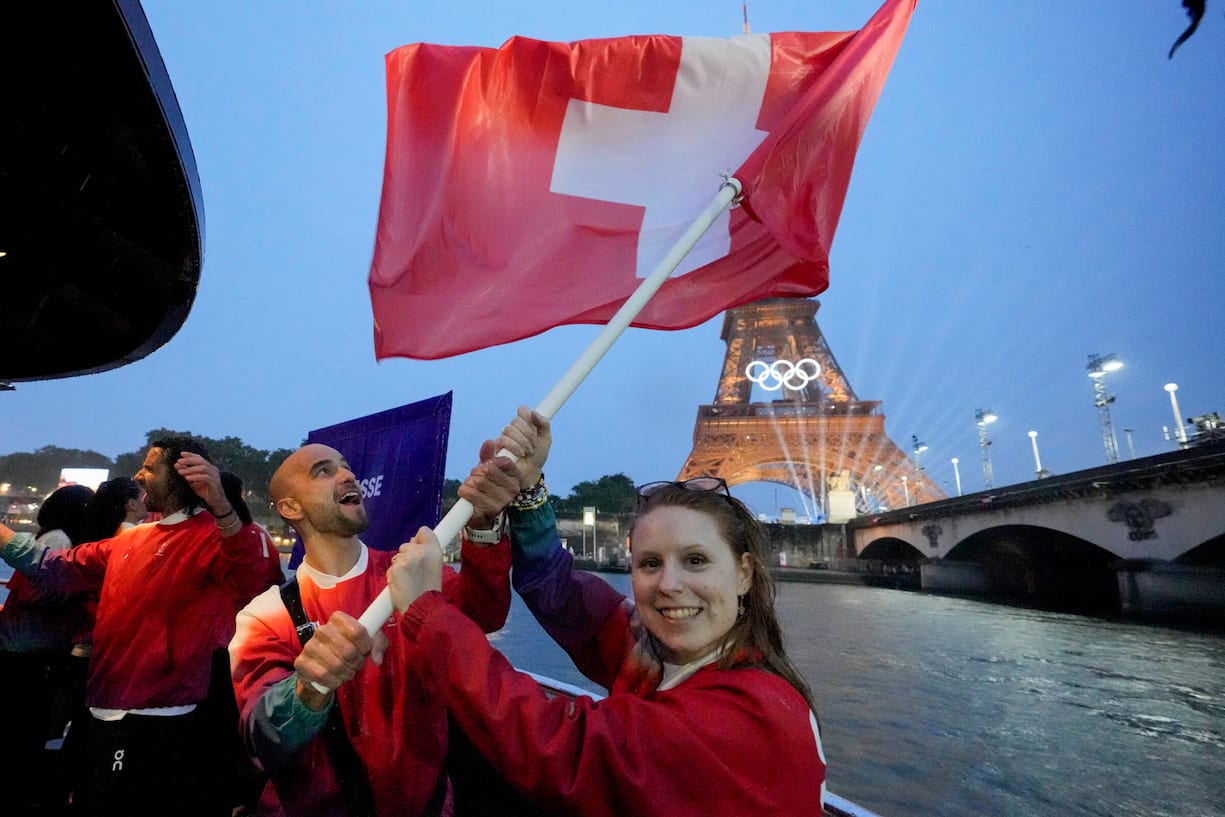 Auf dem PodestAn den Olympischen Spielen in Paris trat die Schweizer Delegation (im Bild Nino Schurter und Nina Christen bei der Eröffnungsfeier auf der Seine) im Outfit von On an. Das verschaffte der Marke weltweite Aufmerksamkeit.