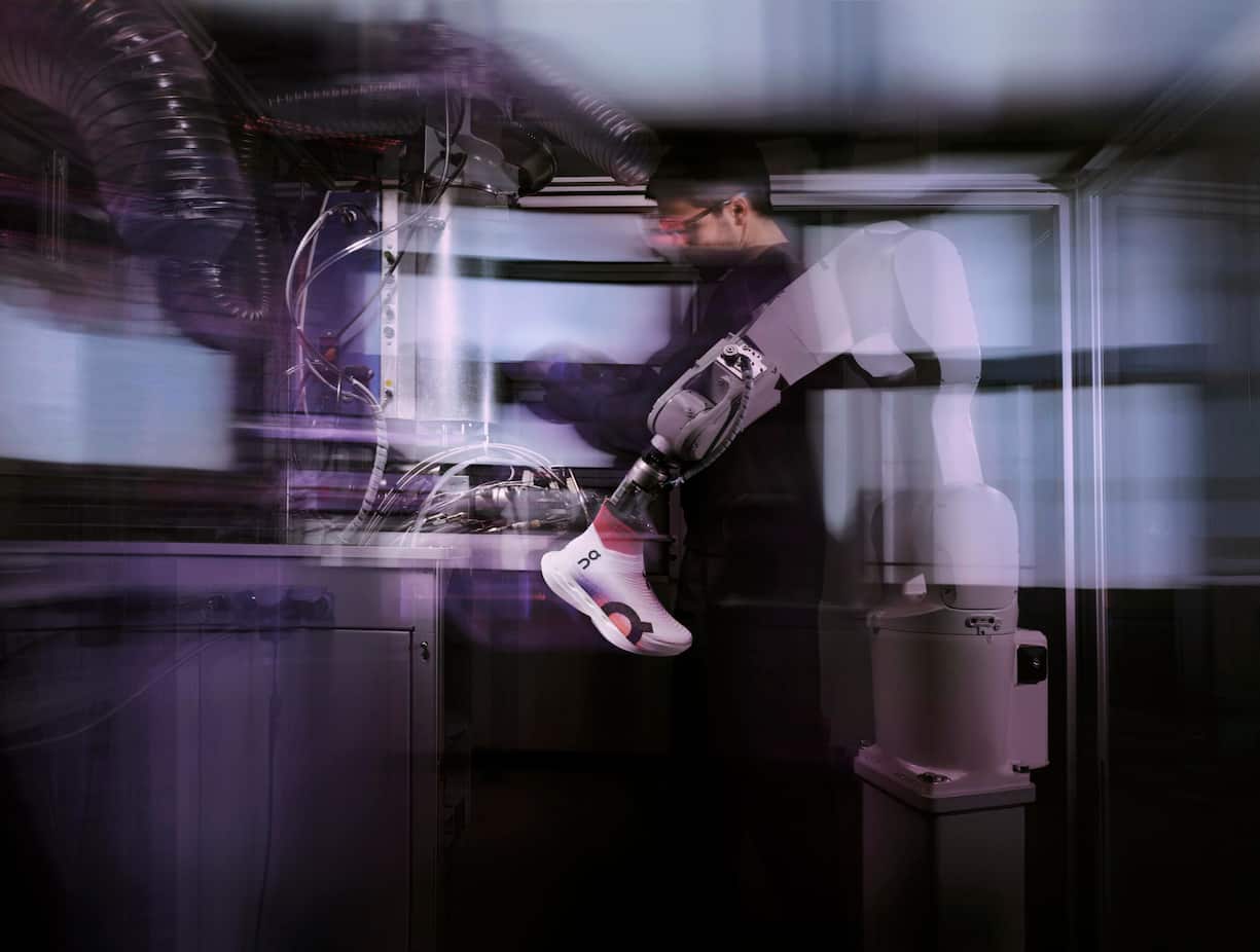 RevolutionMit der Lightspray-Technologie wird der Sneaker von einem Roboter gesprayt statt von Menschen zusammengenäht. Das spart Zeit, Manpower, Emissionen und eine ganze Zulieferindustrie.