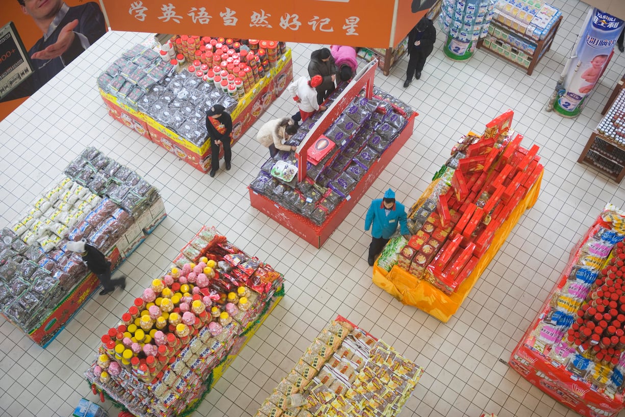 ChinaDer Fokus auf den Binnenmarkt soll die ­Abhängigkeit von den zyklischen Exporten reduzieren. Doch durch die Immobilienkrise ist China wie gelähmt. Verunsichert sitzen die Chinesen auf ihrem Geld. Ein Boom an der Börse könnte den privaten Konsum wiederbeleben. Die Zentral­regierung hat schon einige Massnahmen ergriffen. Doch es braucht noch viele mehr.