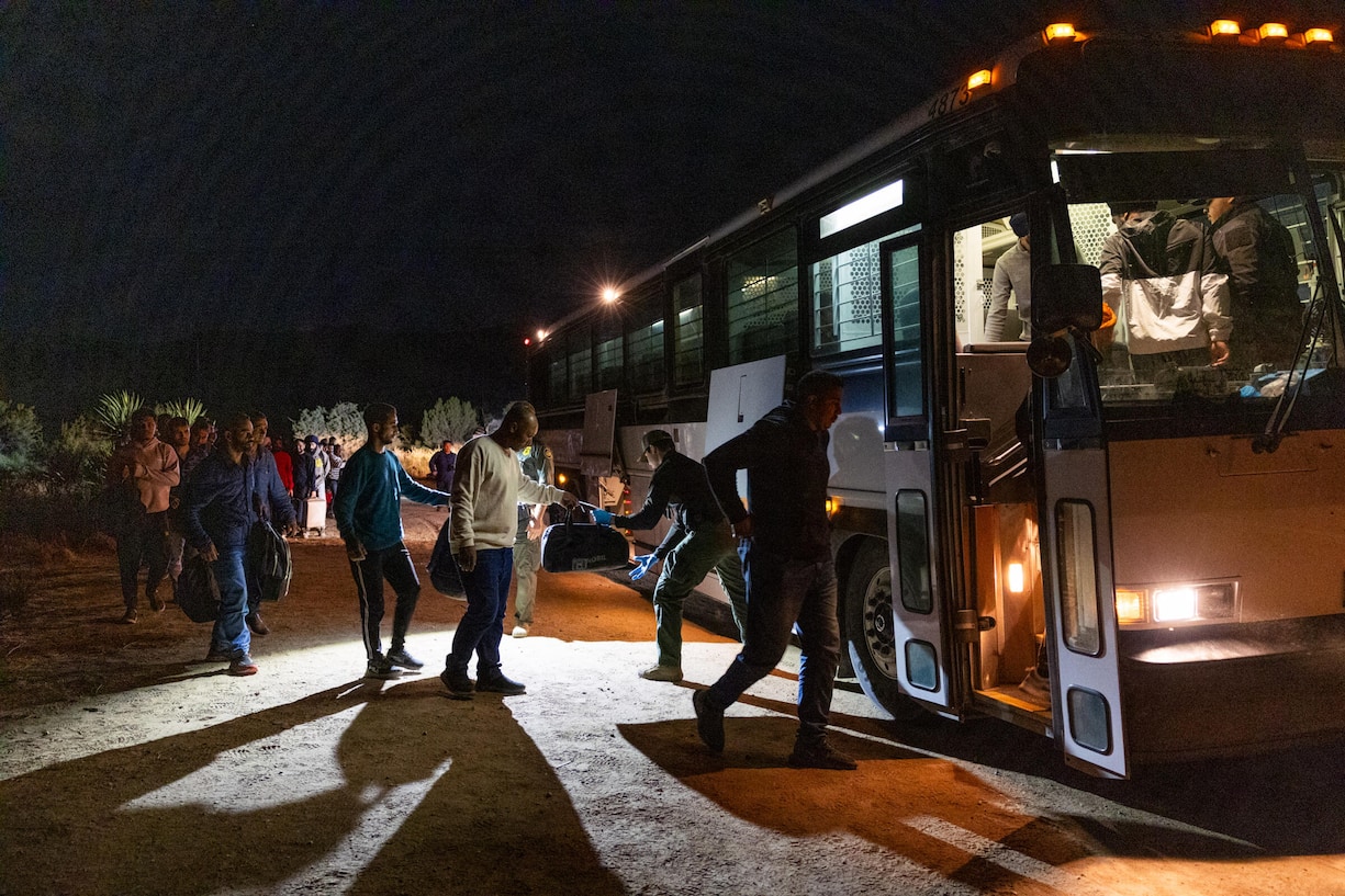 MigrationWas Donald Trump mit Menschen ohne Aufenthaltstitel machen will, hat er im Wahlkampf wiederholt zum Ausdruck gebracht. Verweist er elf Millionen Menschen des Landes, könnte die US-Wirtschafts­leistung einbrechen. Denn auch Menschen ohne Greencard konsumieren. Die Lohnkosten hingegen könnten explodieren.