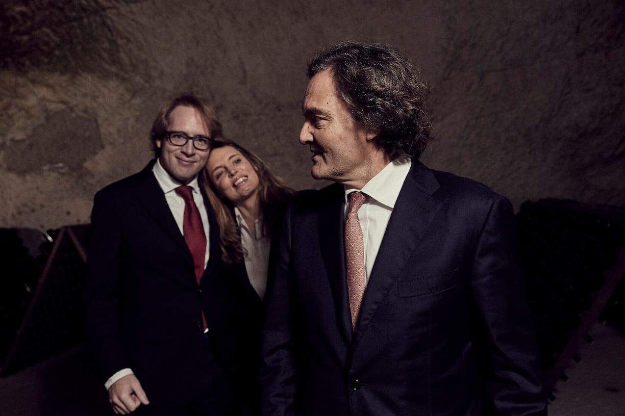 Die eigentümerder maisonClovis, Vitalie und ganz rechts ihr Vater Pierre-Emmanuel Taittinger.