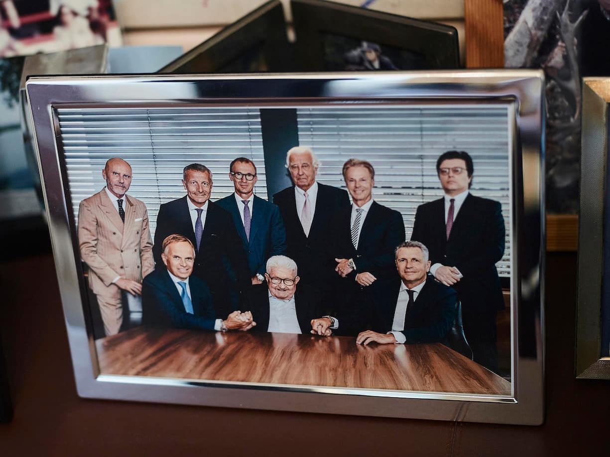 Grosser TagAm 23. August 2023 übergab Jörg Bucherer (Mitte am Tisch) sein Lebenswerk an Rolex-Chef Jean-Frédéric ­Dufour (links von ihm). Direkt dahinter: Urs Mühlebach.