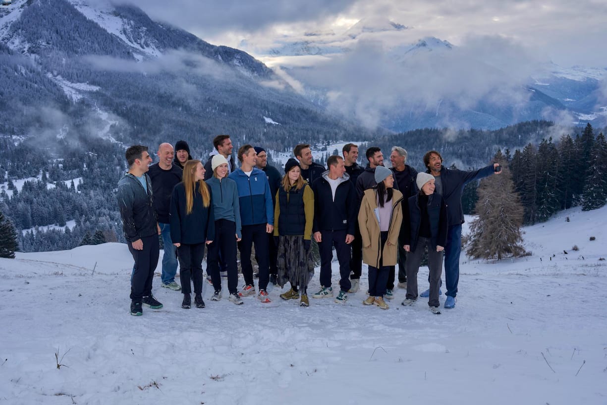 selfie Das Global-Leadership-Team beim ­Managementmeeting auf der Lenzerheide: Narek Verdian, David Allemann, Thilo Brunner, Amanda Regele, Tanya Bain, Nils Altrogge, Florian Maag, ­Gerald Marolf, Julie Pender, Samuel Wenger, Marc Maurer, Martin Hoffmann, Rebecca Cai, Dan Schade, Olivier Bernhard, Bianca Pestalozzi-Houchangnia, Caspar Coppetti (von links).