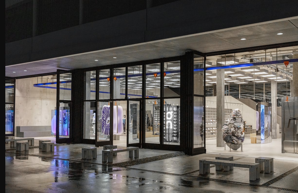 Der Hauptsitz (o.r.) mit einem für einen Schuhhersteller passenden Entrée ist derweil im angesagten Industriequartier in Zürich angesiedelt.