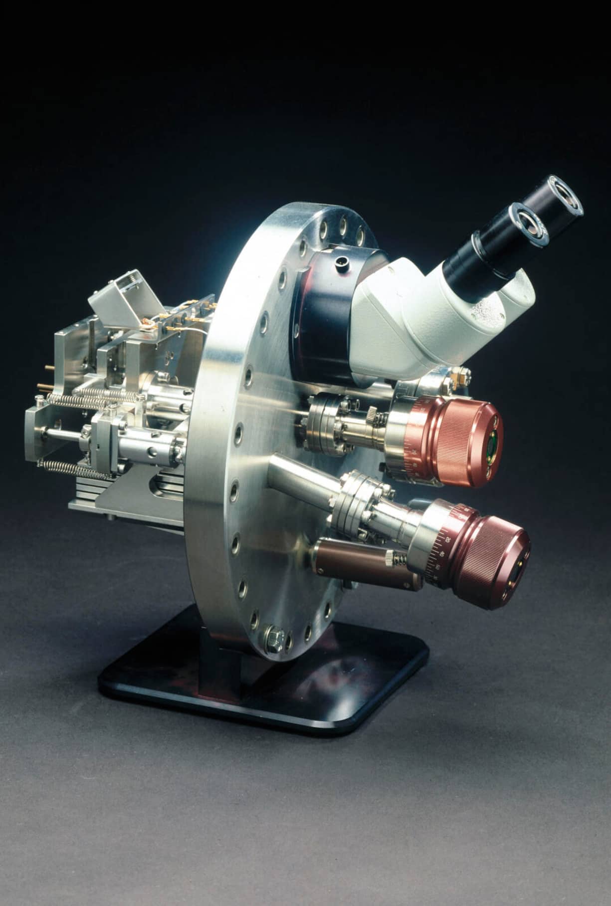 Mit dem Rastertunnel-Mikroskop atomare Teilchen erkennen.