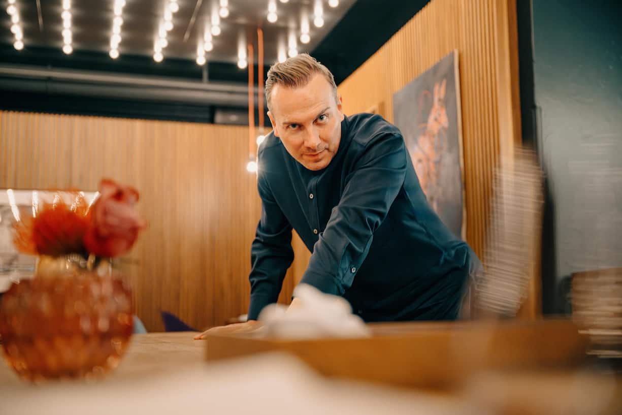TIM RAUE Sein gleichnamiges Restaurant in Berlin trägt zwei «Michelin»-Sterne und gehört zu den 50 besten der Welt.
